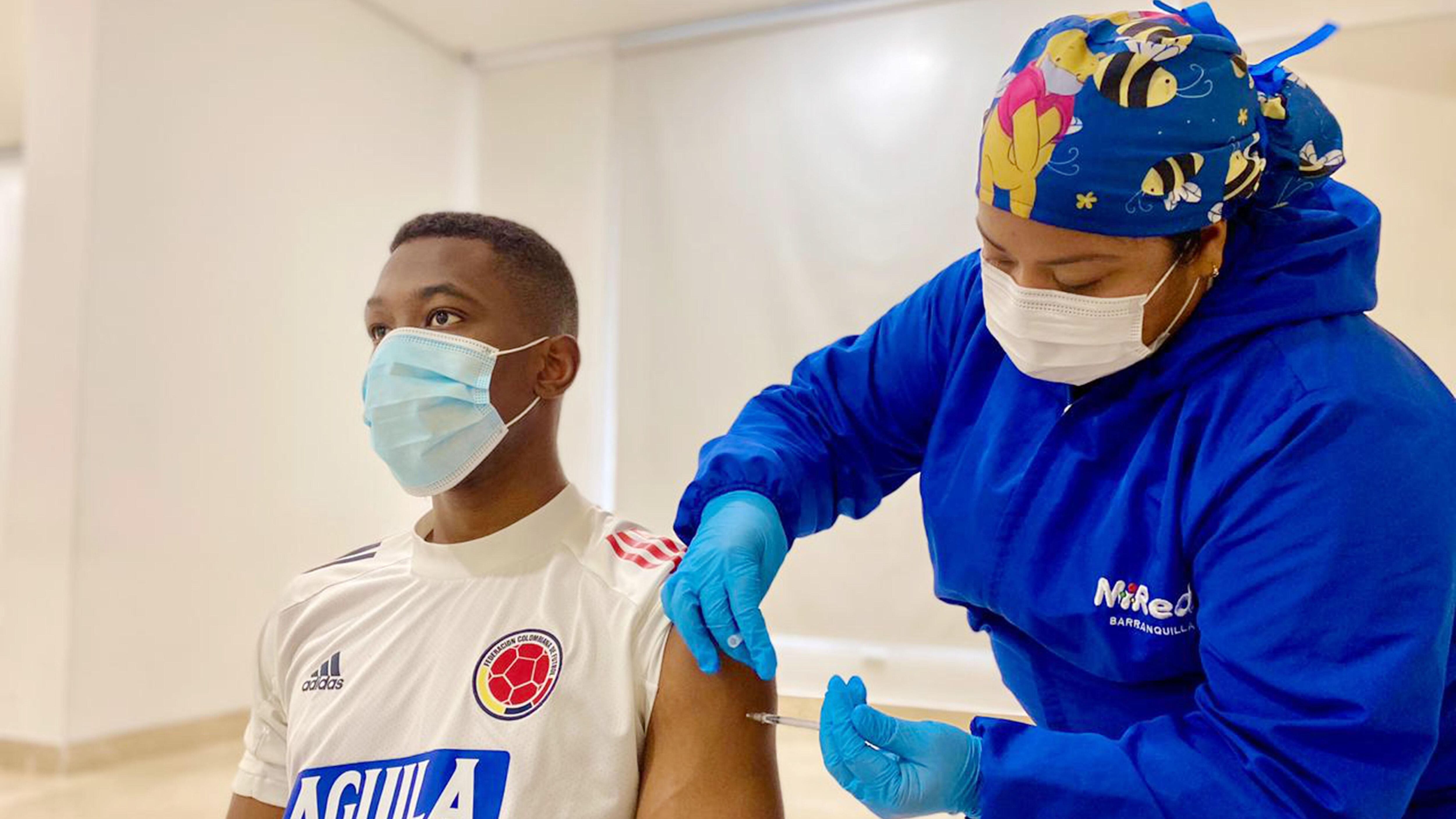 Fotografia cedida pela prefeitura de Barranquilla que mostra o jogador colombiano Carlos Cuesta recebendo a vacina. 