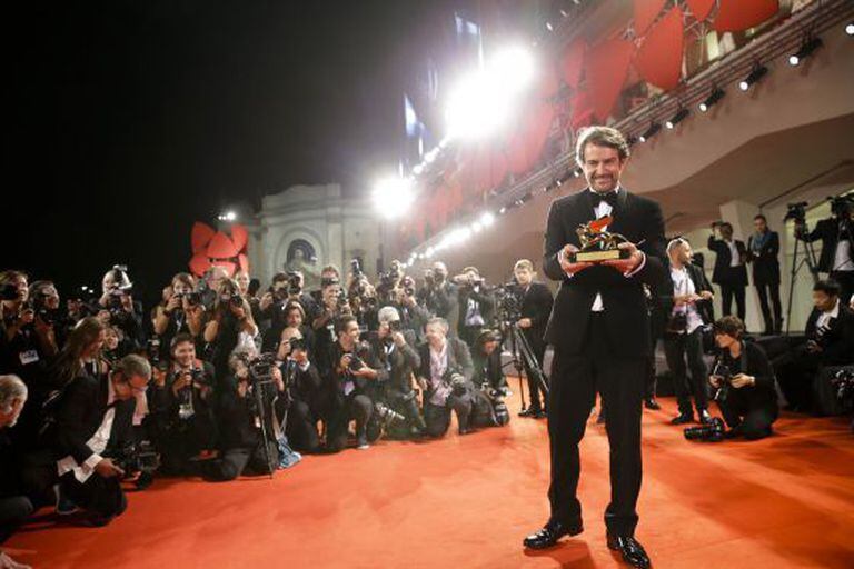 O diretor Lorenzo Vigas, com o Leão de Ouro que recebeu como prêmio do Festival de Veneza por 'Desde allá'.