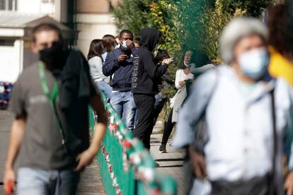 Fila de pessoas esperando para fazer o teste de coronavírus no hospital San Giovanni, em Roma, na última quinta-feira.