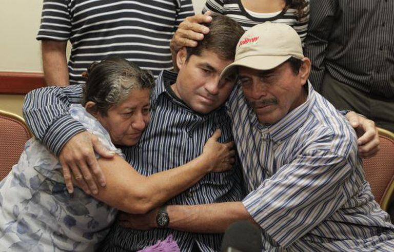 O náufrago salvadorenho, abraçado a seus pais.