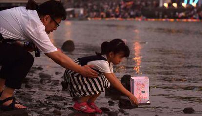 Pai e filha lembram o 70ª aniversário do ataque nuclear a Hiroshima, em 6 de agosto de 2015.