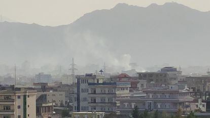 Coluna de fumaça vista após a explosão ocorrida nas proximidades do aeroporto de Cabul.