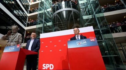 Dietmar Nietan, à esquerda, e Olaf Scholz, anunciam neste domingo os resultados da votação do SPD.