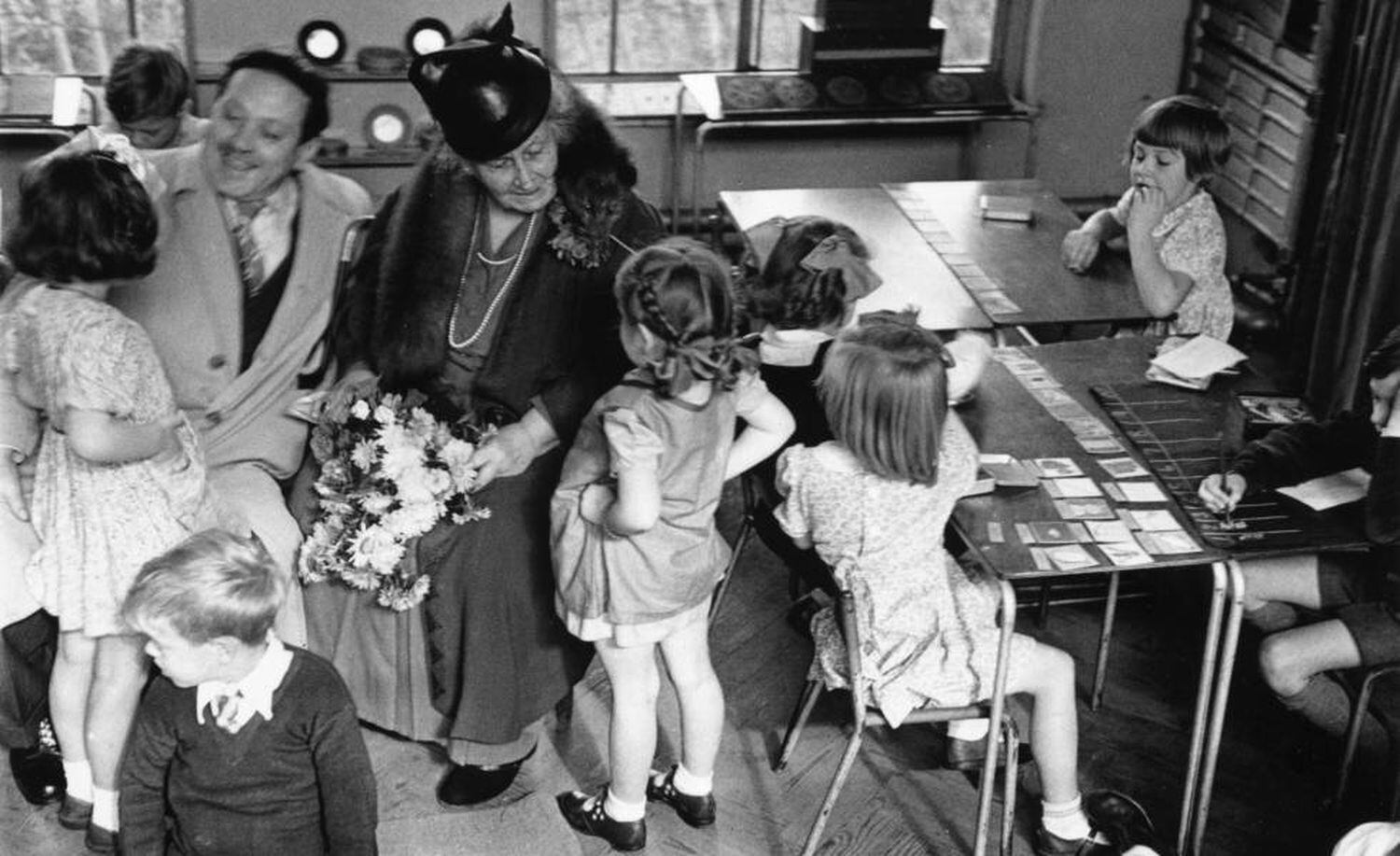 Maria Montessori com um grupo de crianças em 1946, em Londres. 