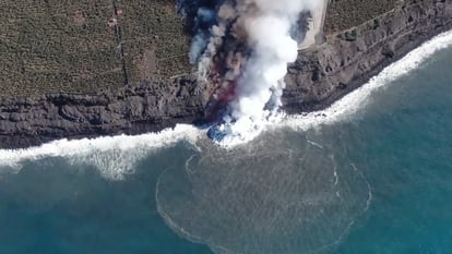 Fumaça tóxica provocada pelo contato da lava com o mar.