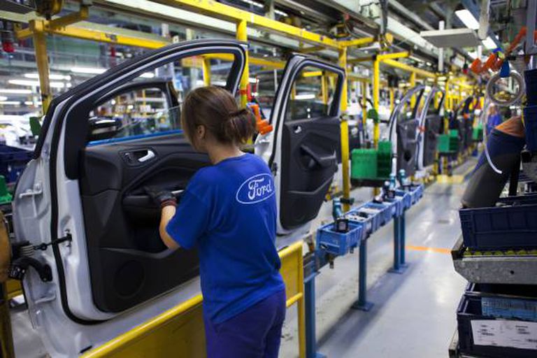 Trabalhadores em uma montadora da Ford.