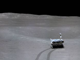 Foto do veículo 'Yutu-2' tirada do módulo de aterrissagem da missão ‘Chang’E-4’.