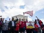 Celebración frente al Supremo de EE UU de la sentencia que impidió a Trump acabar con el programa DACA, el pasado 18 de junio.