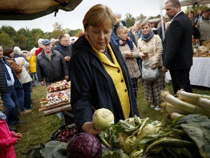 A chanceler alemã, Angela Merkel, faz campanha sábado em Putbus, oeste da Alemanha.