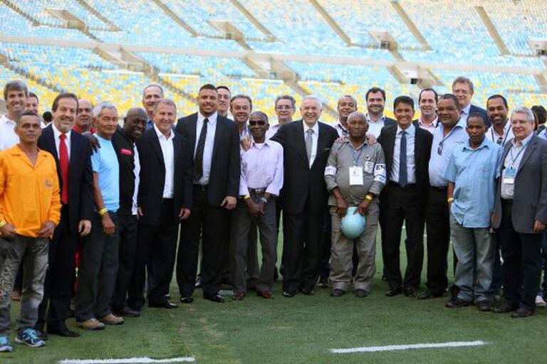 Ex-jogadores, como Zico e Bebeto, operários e autoridades da CBF e da Fifa.