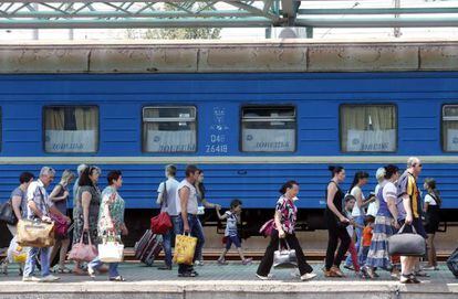 Passageiros fazem fila na estação de Donetsk.