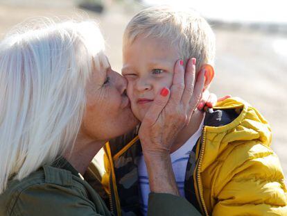 Por que você não deve obrigar seu filho pequeno a beijar ninguém