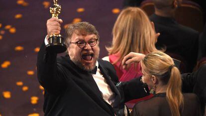 O mexicano Guillermo del Toro com seu Oscar de melhor diretor.