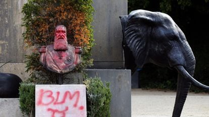 Estátua do ex-rei belga Leopoldo II é coberta por tinta vermelha com uma marca do movimento Black Lives Matter em Bruxelas, na Bélgica.