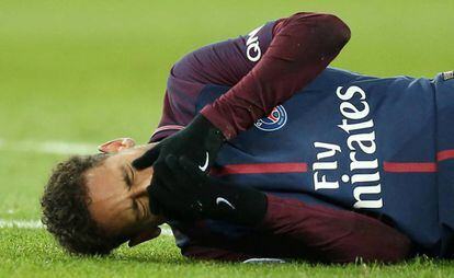 Neymar depois de sofrer lesão no tornozelo, durante o jogo contra o Olympique de Marselha no domingo.