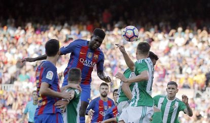 Samuel Umtiti cabeceia a bola no jogo entre Barcelona e Betis. / Manu Fernández (AP)
