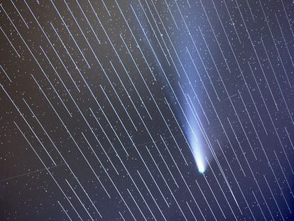 O cometa Neowise com os satélites Starlink interferindo na imagem.