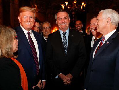Fábio Wajngarten (de óculos) atrás de Trump. Na imagem registrada pelo fotógrafo do Planalto, estão Jair Bolsonaro, o vice dos EUA, Mike Pence, o deputado Eduardo Bolsonaro e outras autoridades.