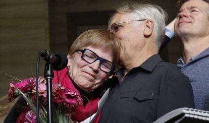 Lee Carter abraça o marido Hollis Johnson depois de conhecer a sentença do Supremo sobre o suicídio assistido. A mãe de Lee, Karen, teve que ir à Suíça para receber assistência em sua morte.