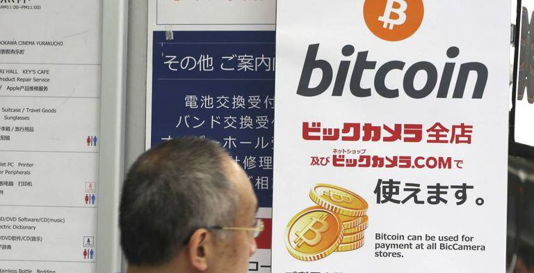 Publicidade do bitcoin em uma loja de Tóquio, Japão.