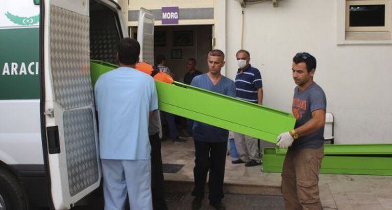 Caixões com os cadáveres dos refugiados sírios.