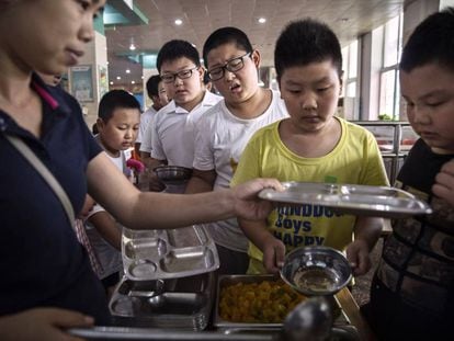 Grupo de crianças em um acampamento contra a obesidade em Pequim.