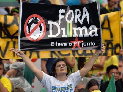 Manifestantes contrários ao Governo Dilma protestam em São Paulo.