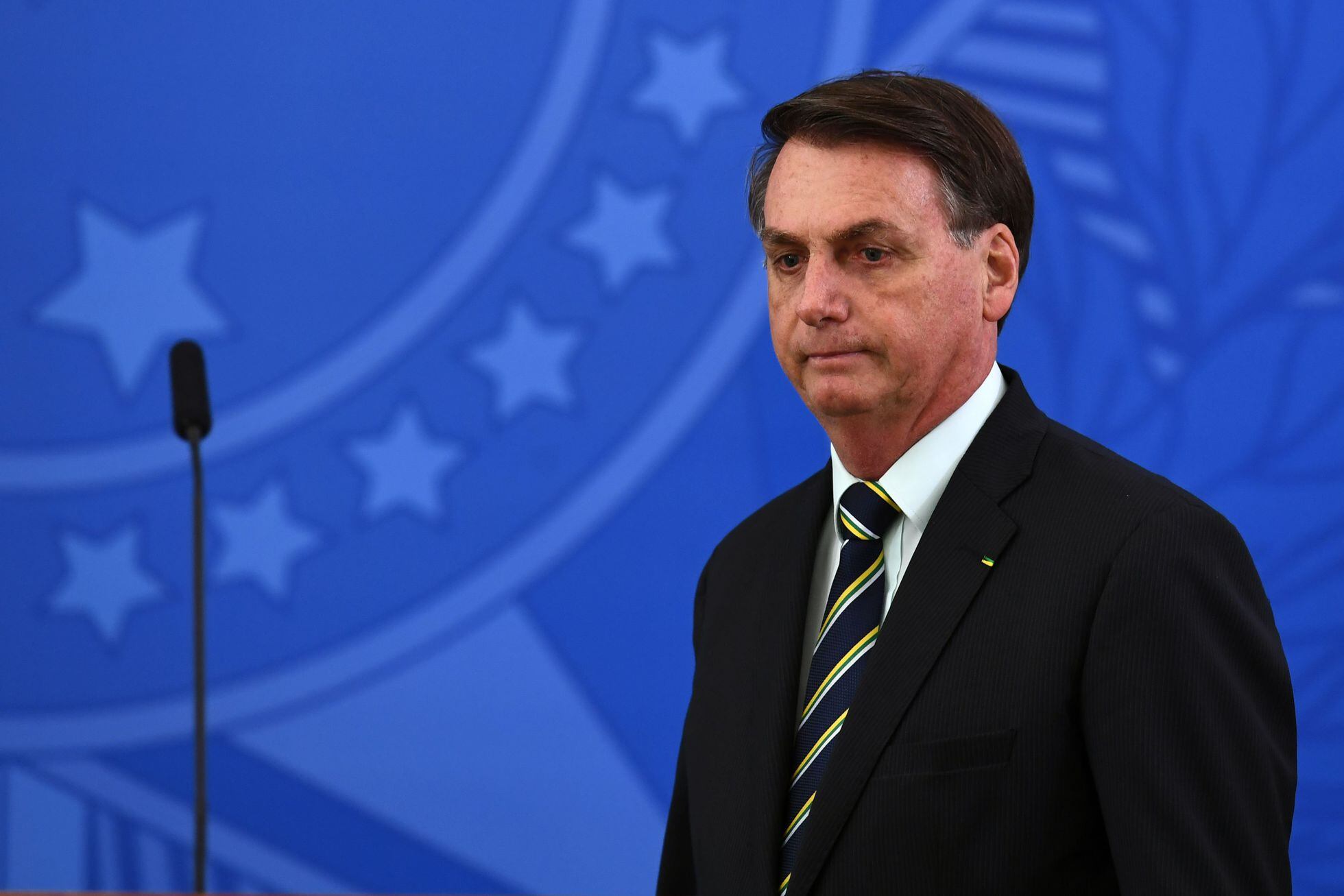 Bolsonaro fica nu ao se despir das três bandeiras que o levaram ao poder | Opinião | EL PAÍS Brasil