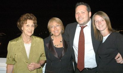 Bachelet junto com sua mãe, o filho mais velho e a nora.