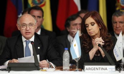 Cristina Kirchner e seu ministro do Exterior, Héctor Timerman, durante a cúpula do Mercosul realizada na cidade argentina de Mendoza, em 2012.