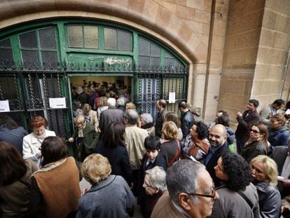 Dezenas de pessoas se amontoam para votar em um colégio eleitoral do centro de Barcelona durante as eleições catalãs de novembro de 2012.