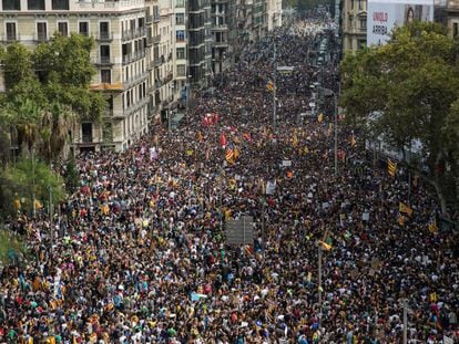 Multidão protesta na Plaza Universidad de Barcelona nesta terça-feira