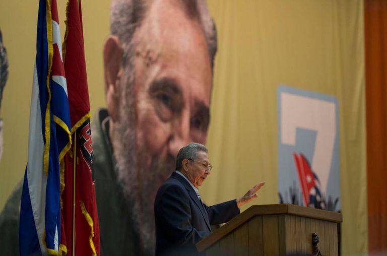 Raúl Castro fala aos participantes do Congresso do Partido Comunista de Cuba.