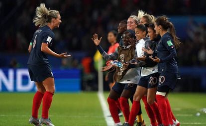 Francesas comemoram gol de Henry na estreia da Copa.