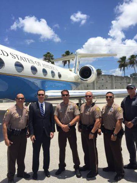 Steven Mnuchin posa em frente a um dos jets do Governo que usou sete vezes.