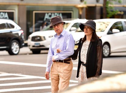 Woody Allen e sua mulher, Soon-Yi Previn, passeiam por Nova York, em 2016