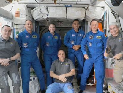 Os astronautas Anton Shkaplerov, Tom Marshburn, Kayla Barron, Raja Chari, Matthias Maurer, Mark Vande Hei e, sentado, Pyotr Dubrov, em 11 de novembro.