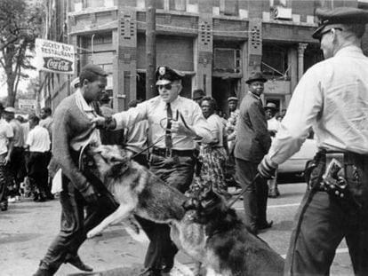 Um negro é atacado por um cachorro da polícia no Alabama, em 1963.