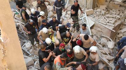 Sobrevivente é resgatado dos escombros nesta quarta-feira em Beirute.