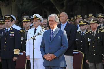 Tabaré Vázquez discursa durante a cerimônia de posse do novo chefe do Exército, José Ariel González, em 18 de março.