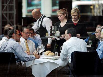 Almoço de negócios em um restaurante da Sexta Avenida de Manhattan em setembro de 2009.