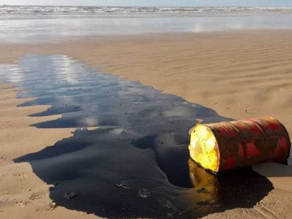 Barril encontrado na praia Barra dos Coqueiros, em Sergipe. Em vídeo, petróleo nas praias do Nordeste do Brasil