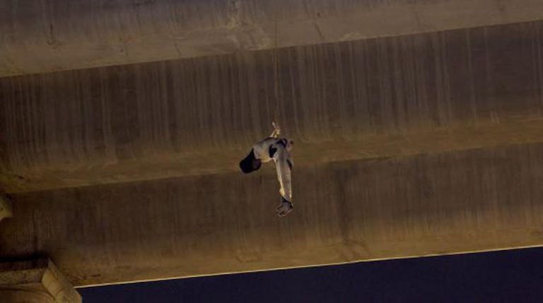 Um cadáver pendurado em uma ponte na Cidade do México.