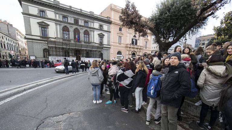 Estudantes e professores aguardam do lado de fora de uma escola em Roma, que foi evacuada após o terremoto.