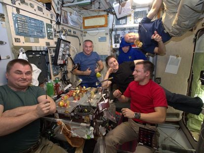 Astronautas compartilham uma refeição a bordo da Estação Espacial Internacional.