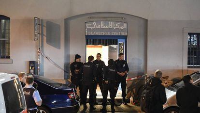 Vários policiais monitoram a entrada da mesquita atacada em Zurique.