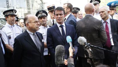 O primeiro-ministro francês, Manuel Valls (centro), em Paris.