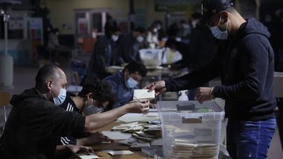 Funcionários contabilizam os votos em Santiago, neste domingo.