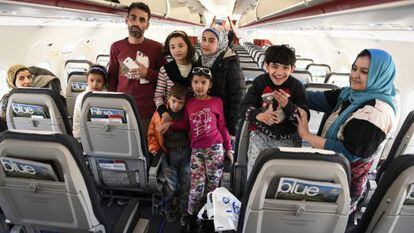 A outra face do tratamento dado aos refugiados. Imagem de uma parte do pequeno grupo de migrantes que viajaram da Grécia para Luxemburgo nesta quarta, como parte do programa europeu de redistribuição de 160.000 refugiados.