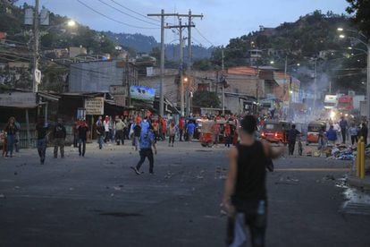 Manifestantes entraram em confronto com a policia nesta sexta-feira, em Tegucigalpa.